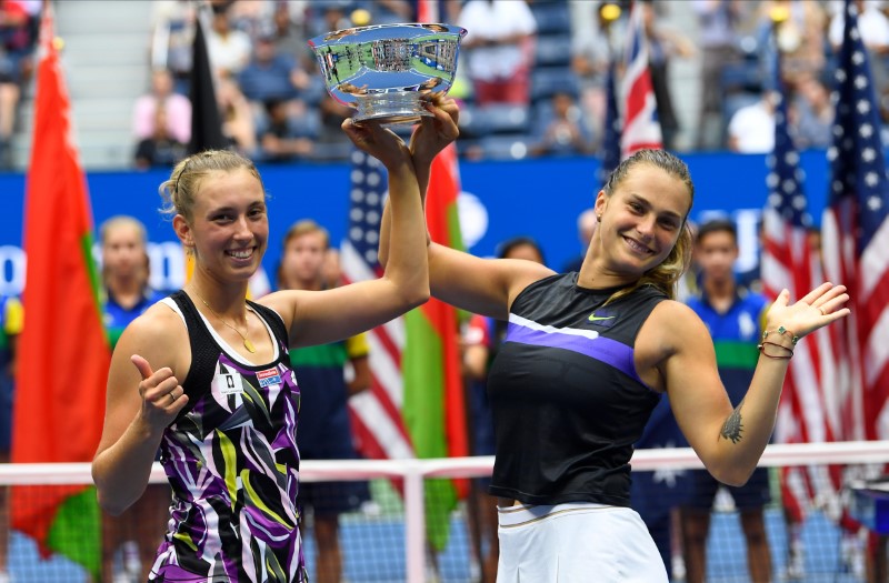 © Reuters. ميرتنز وسابالينكا تحرزان أول ألقابهما في البطولات الكبرى بنيل لقب زوجي السيدات في أمريكا المفتوحة