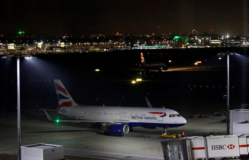© Reuters. FILE PHOTO: A British Airways Airbus A320 aircraft sits on the tarmac at Heathrow Airport in London