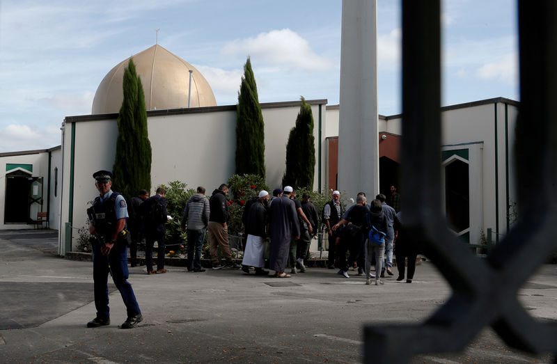 © Reuters. FILE PHOTO: A policeman stands guard as members of the Muslim community visit Al-Noor mosque after it was reopened in Christchurch