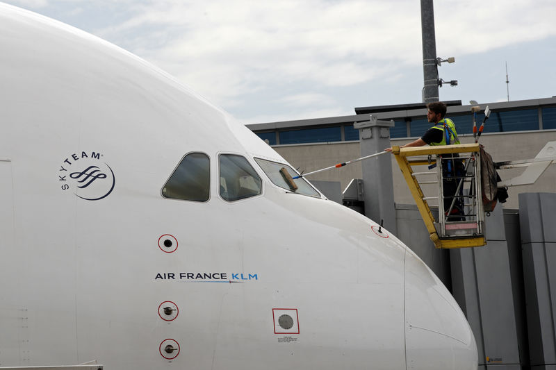 Air France-KLM shares slump on Aigle Azur rescue bid