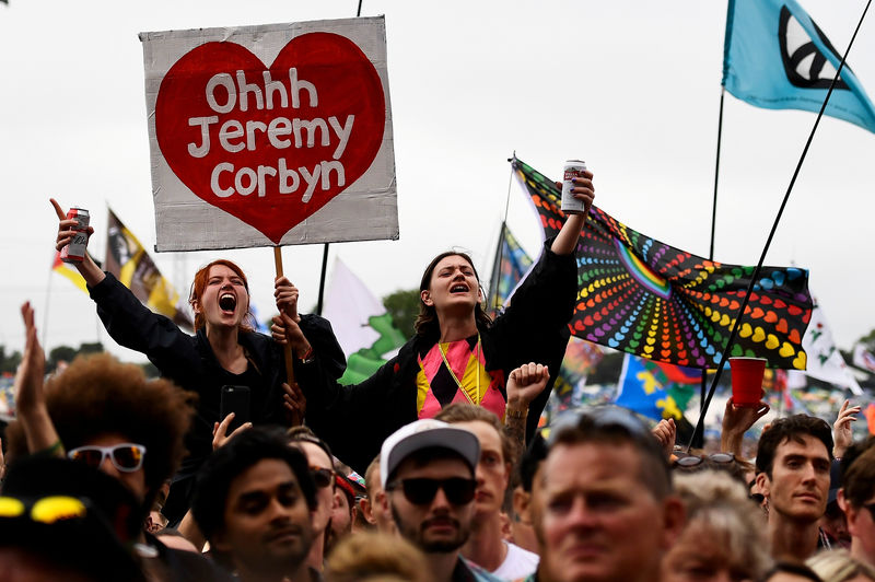 © Reuters. FILE PHOTO: Revellers cheer as Britain's opposition Labour Party Jeremy Corbyn speaks at Worthy Farm in Somerset during the Glastonbury Festival