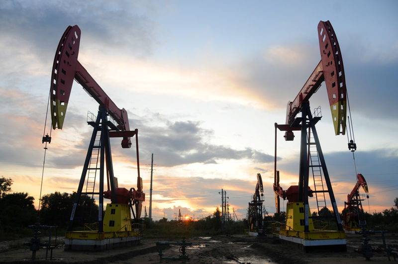 © Reuters. Pumpjacks are seen during sunset at the Daqing oil field in Heilongjiang