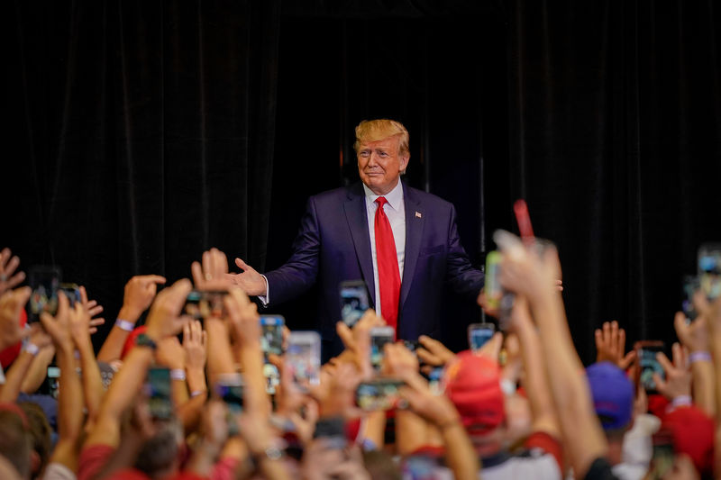 © Reuters. FILE PHOTO: U.S. President Donald Trump greets supports as he arrives at a campaign rally in Cincinnati