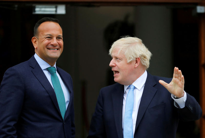 © Reuters. El primer ministro de Reino Unido, Boris Johnson, junto al primer ministro de Irlanda, Leo Varadkar