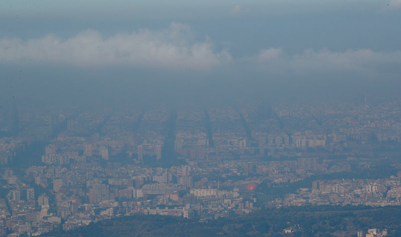 © Reuters. FILE PHOTO: Pollution and clouds are seen over the sky of Barcelona