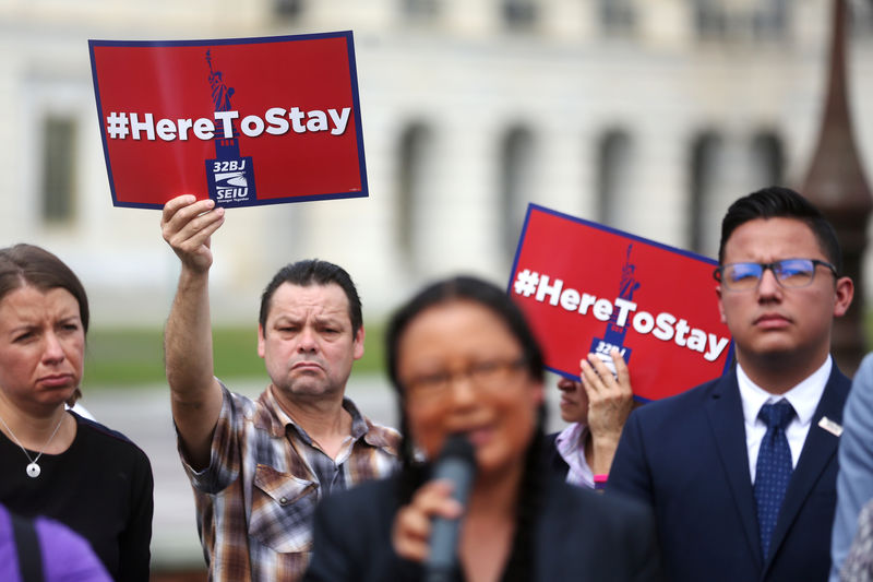 © Reuters. Immigrant rights organizations rally to to call on Congress to create a path to permanent status for TPS holders and DACA recipients at the U.S. Capitol in Washington