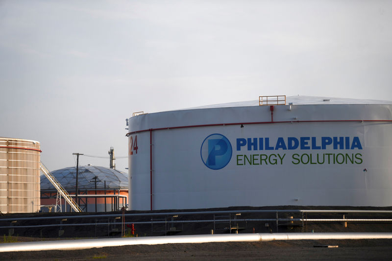 © Reuters. FILE PHOTO: The Philadelphia Energy Solutions plant refinery is seen in Philadelphia