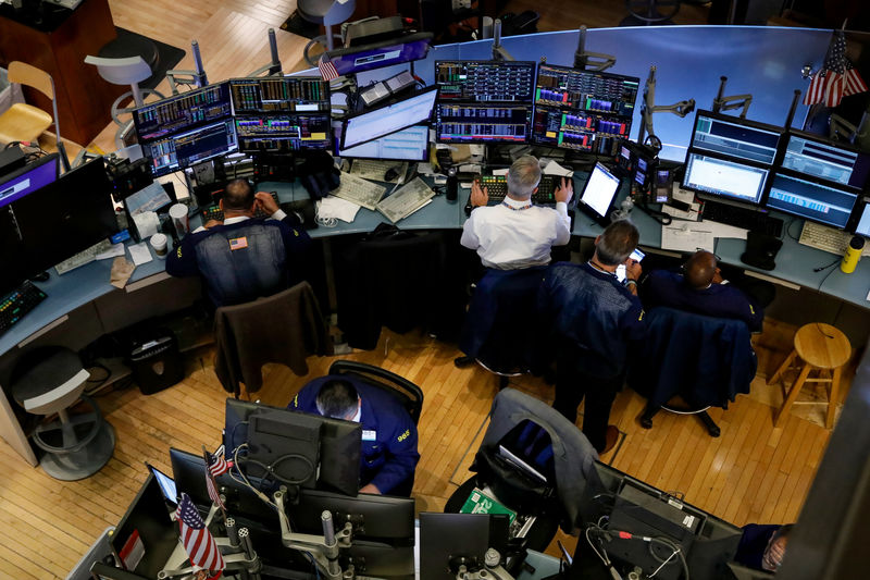 © Reuters. 米株横ばい、ハイテク株売られ金融刺激策への期待を相殺