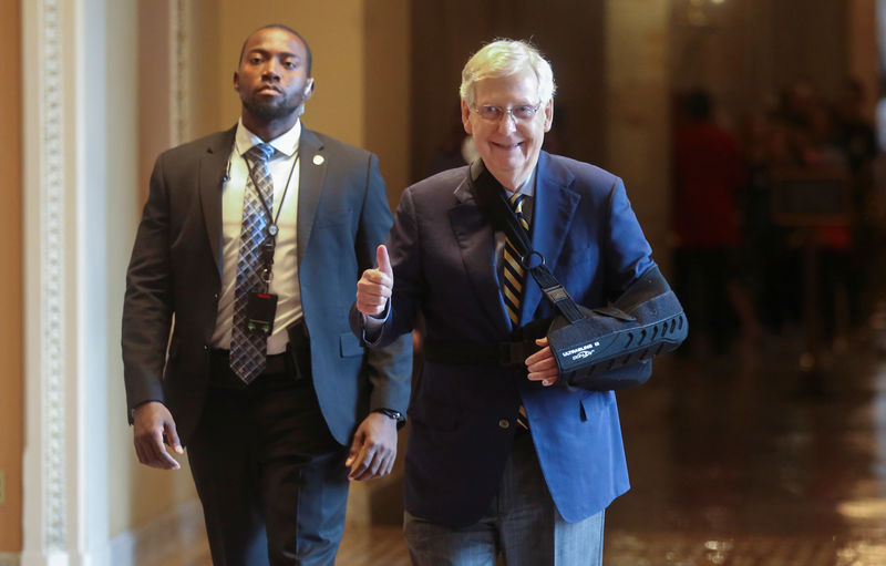 © Reuters. U.S. Senate Majority Leader McConnell gives thumbs up as Congress returns in Washington