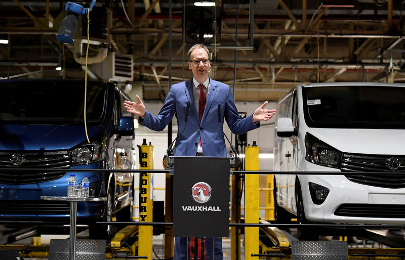 © Reuters. Michael Lohscheller, Chief Executive Officer of Opel Automotive GmbH, makes a speech to workers and media on the production line at Vauxhall's Luton plant in Luton