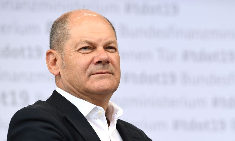 © Reuters. FILE PHOTO: German Vice Chancellor and Finance Minister Olaf Scholz speaks at his ministry in Berlin