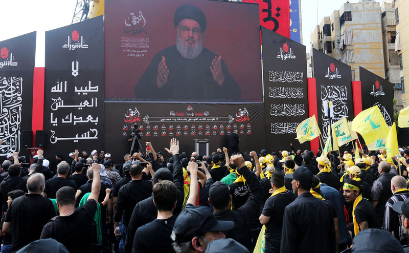 © Reuters. Líder do Hezbollah, Sayyed Hassan Nasrallah, discursa para apoiadores através de telão durante cerimônia religiosa xiita em Beirute