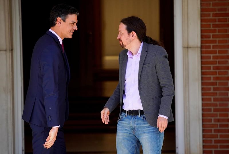 © Reuters. Foto de archivo del presidente en funciones del gobierno español, Pedro Sánchez, saludando al líder de Unidas Podemos, Pablo Iglesias, en el Palacio de la Moncloa en Madrid.