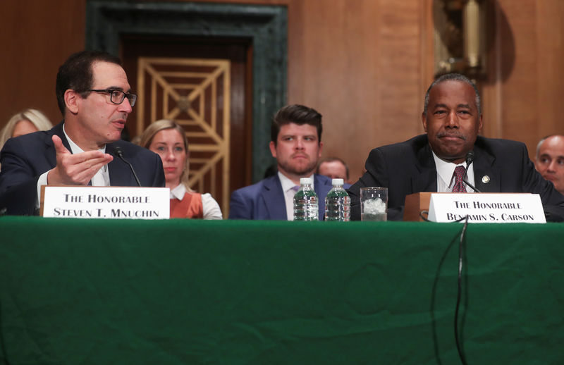 © Reuters. U.S. Treasury Secretary Mnuchin testifies before Senate Banking hearing on Capitol Hill in Washington