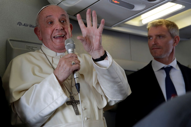 © Reuters. Pope Francis addresses journalists during his flight from Antananarivo to Rome