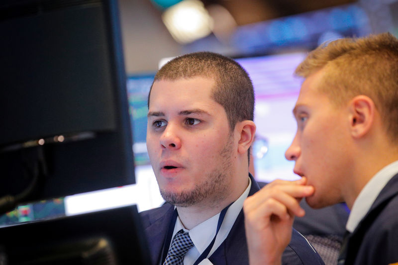 © Reuters. 米株ほぼ横ばい、エネルギー株買われる一方ハイテク株に売り