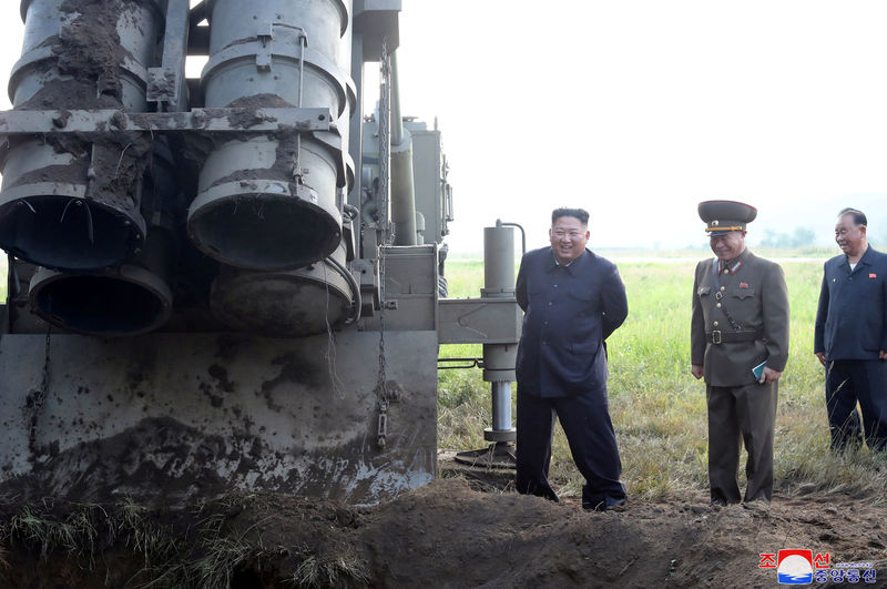 © Reuters. 北朝鮮、金氏が10日の超大型多連装ロケット砲の試射を視察＝ＫＣＮＡ