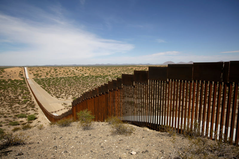 © Reuters. New bollard-style U.S.-Mexico border fencing is seen in Santa Teresa, New Mexico, U.S., as pictured from Ascension