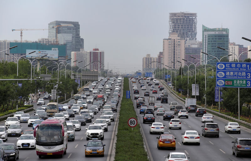 © Reuters. FILE PHOTO: Cars drive on the road during the morning rush hour in Beijing