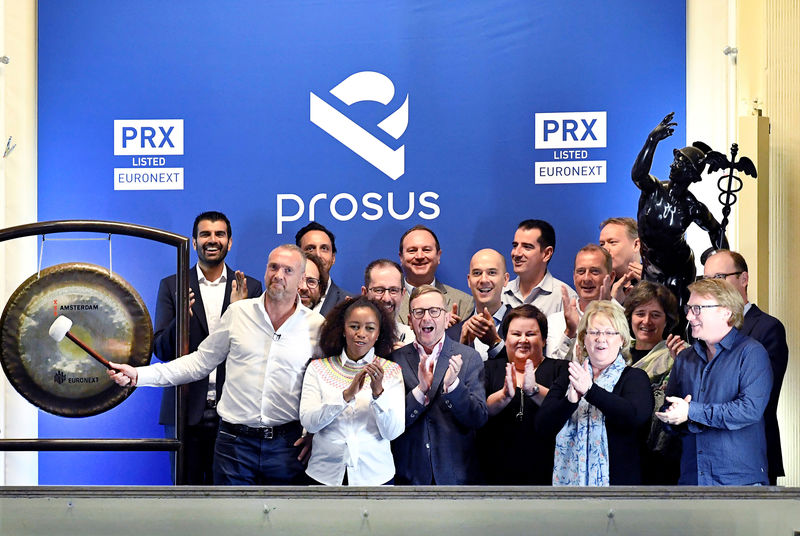 © Reuters. Bob van Dijk, CEO of Naspers and Prosus Group poses at Amsterdam's stock exchange, as Prosus begins trading on the Euronext stock exchange in Amsterdam