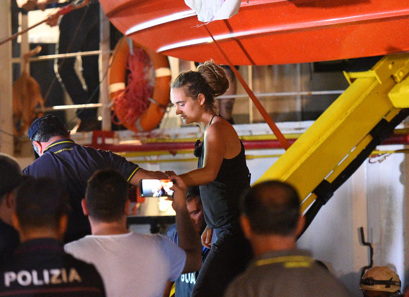 La capitana que burló la ley italiana, dispuesta a rescatar a más personas en el mar