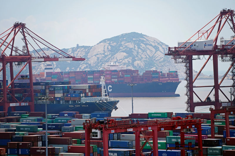 © Reuters. Se ven contenedores en el puerto de aguas profundas de Yangshan en Shanghai