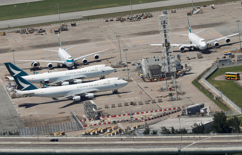 © Reuters. Cathay Pacific Airways planes are seen at the Hong Kong International Airport