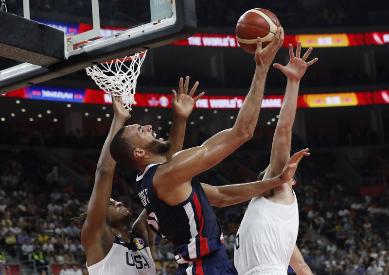 © Reuters. فرنسا تطيح بأمريكا من دور الثمانية لكأس العالم لكرة السلة