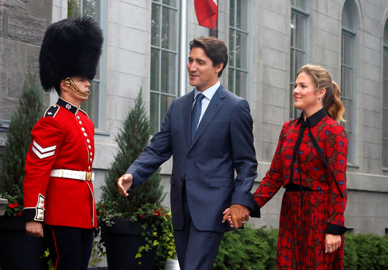 © Reuters. Canada's PM Justin Trudeau and his wife Sophie Gregoire Trudeau arrive at Rideau Hall in Ottawa