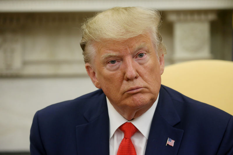 © Reuters. U.S. President Trump answers questions from the news media in the Oval Office of the White House in Washington