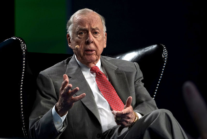 © Reuters. FILE PHOTO: T. Boone Pickens, CEO of BP Capital, speaks on a panel at the annual SkyBridge Alternatives Conference in Las Vegas
