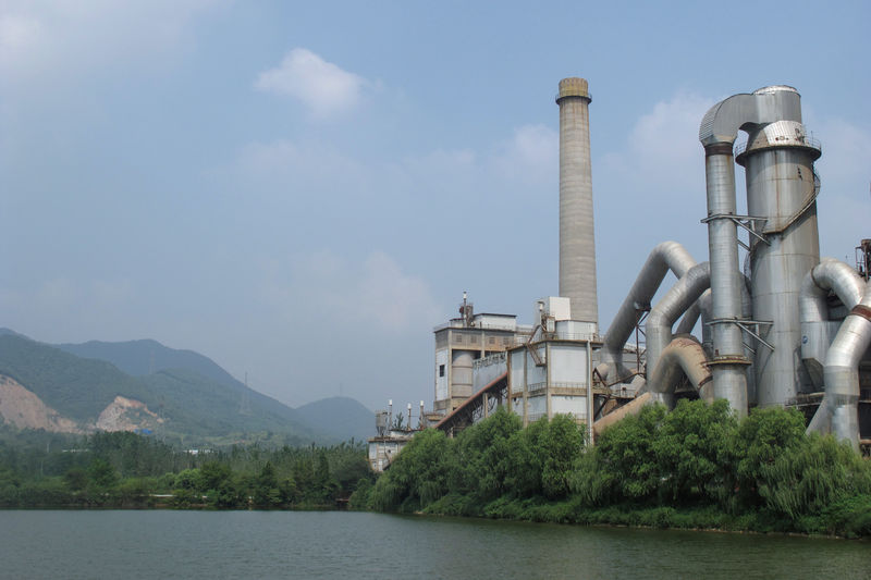 © Reuters. Anhui Conch cement plant is seen by a river in Tongling