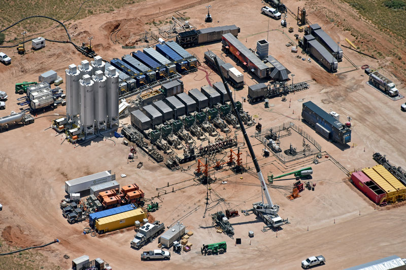 © Reuters. Evolution Well Services' electric hydraulic fracturing equipment is assembled at an EOG Resources well pad in an aerial photo taken near Loving, New Mexico