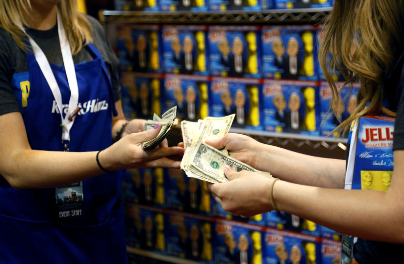 © Reuters. FILE PHOTO: Workers at the Kraft Heinz booth count money at the shareholder shopping day in Omaha