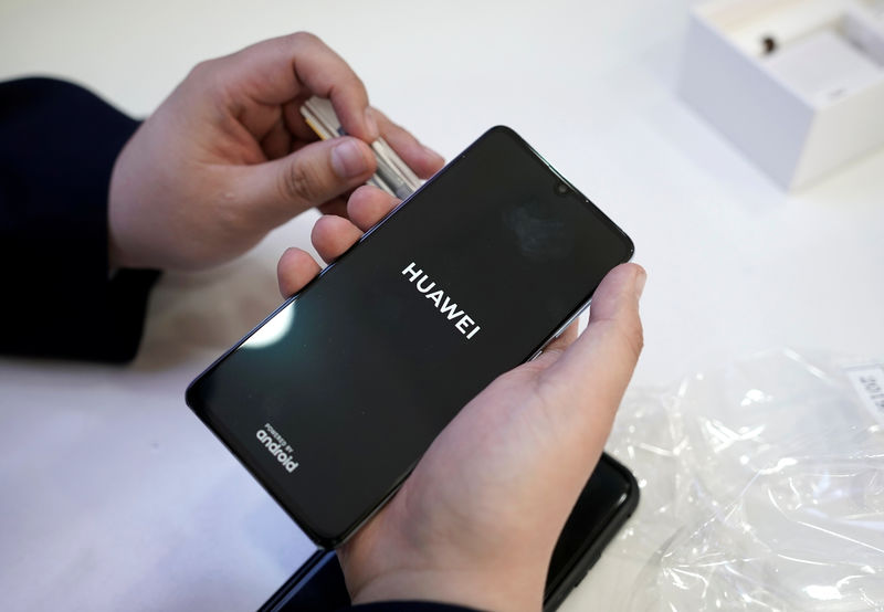 Divisão de celulares da Huawei lucrou 11 bi de iuanes no 1° semestre, diz documento