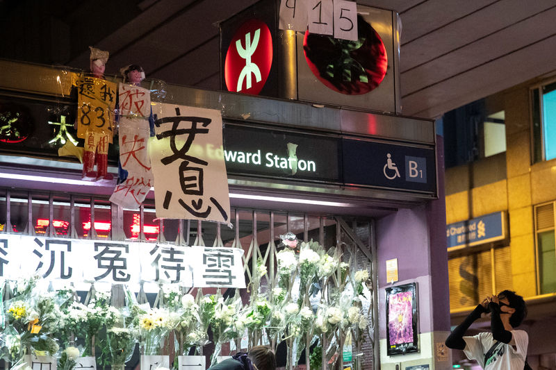 © Reuters. An anti-protester shouts slogans at a memorial outside Prince Edward MTR station, near Mong Kok police station in Hong Kong