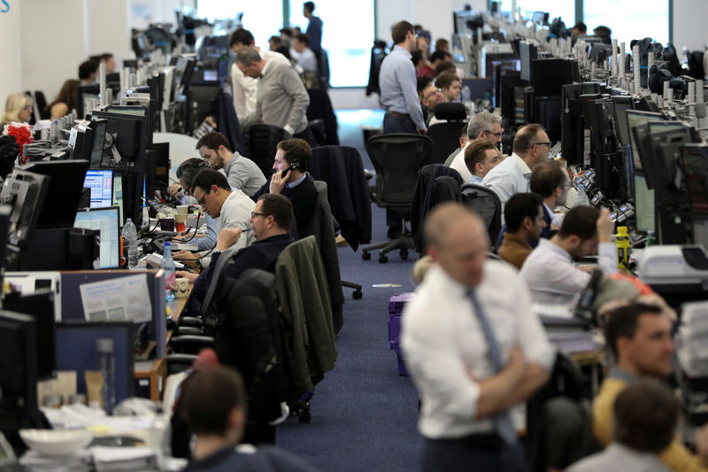 © Reuters. FILE PHOTO: Traders work on the trading floor of Barclays Bank at Canary Wharf in London