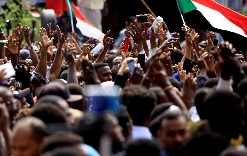 © Reuters. الآلاف يطالبون بمحاكمة المتهمين بقتل المحتجين في السودان