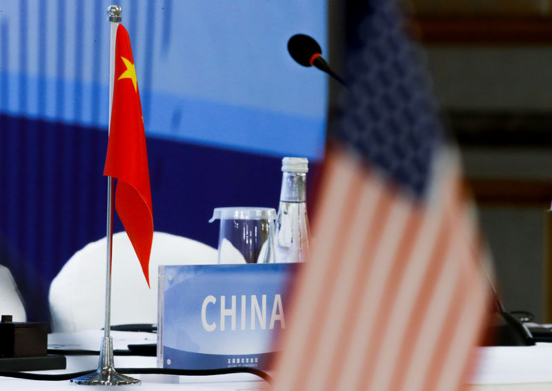 © Reuters. The Chinese and U.S. national flags are seen before the start of a P5 NPT conference in Beijing