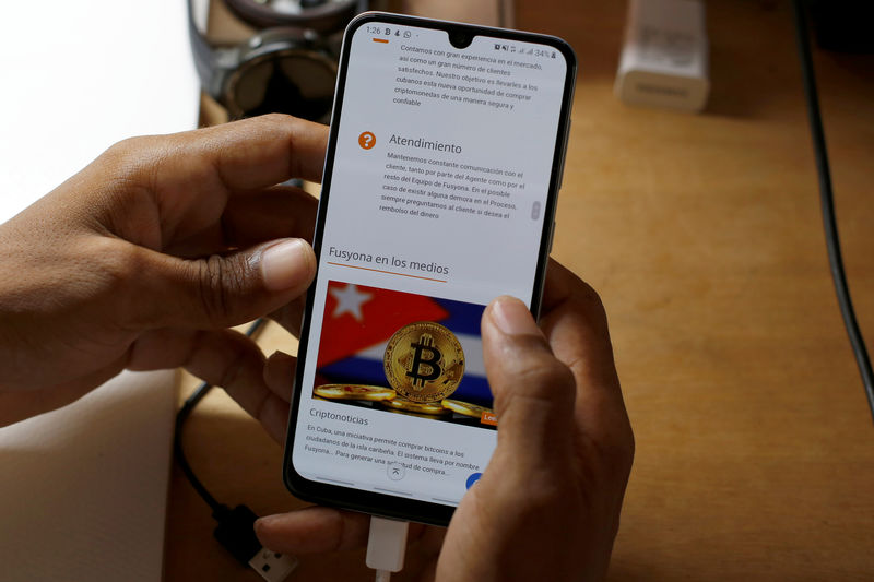 © Reuters. Jason Sanchez shows the startup Fusyona displayed on his mobile phone, Havana