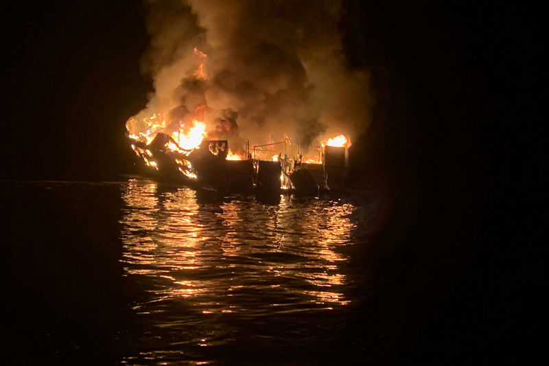 Barco de mergulho que pegou fogo na Califórnia não tinha vigia noturno, com exigido por lei