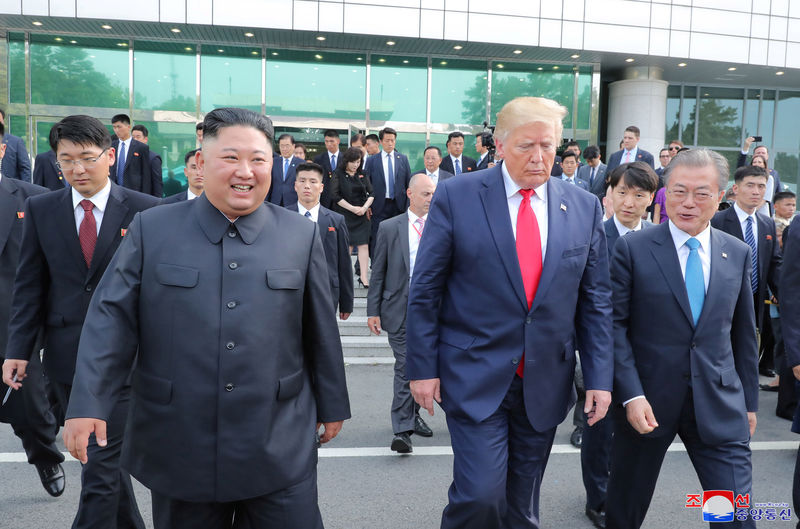 © Reuters. Trump meets with North Korean leader Kim Jong Un at DMZ on border of North and South Korea