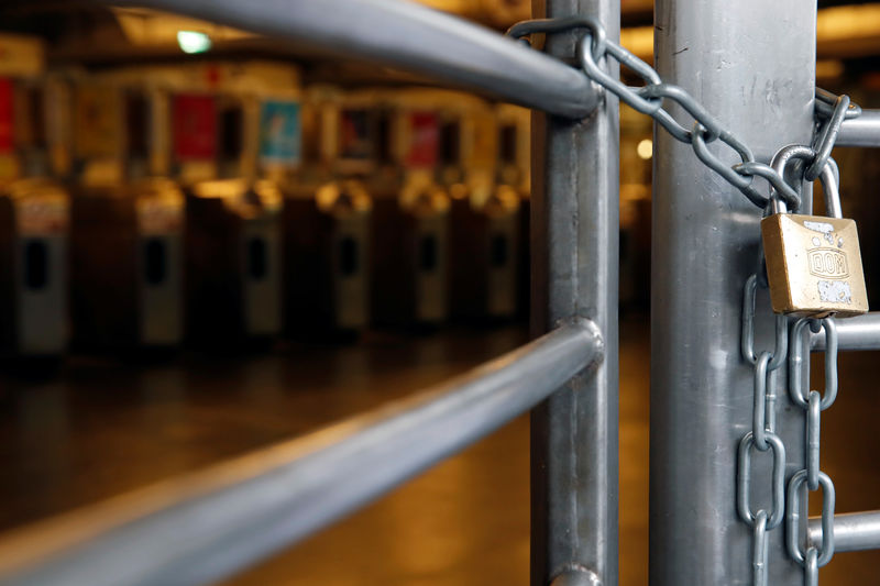 © Reuters. Se ve una entrada cerrada en la estación de metro Republique durante una huelga de todos los sindicatos de la red de transporte de París (RATP) contra los planes de reforma de pensiones en París