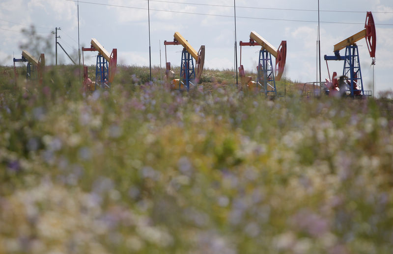 © Reuters. Станки-качалки на Ашальчинском нефтяном месторождении Татнефти вблизи Альметьевска