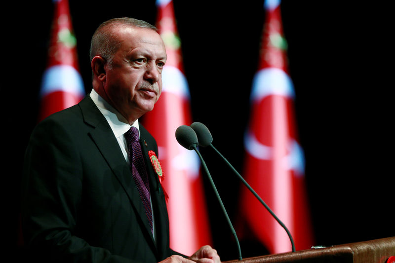 رئيس الوزراء التركي الأسبق داود أوغلو يقطع صلته بالحزب الحاكم