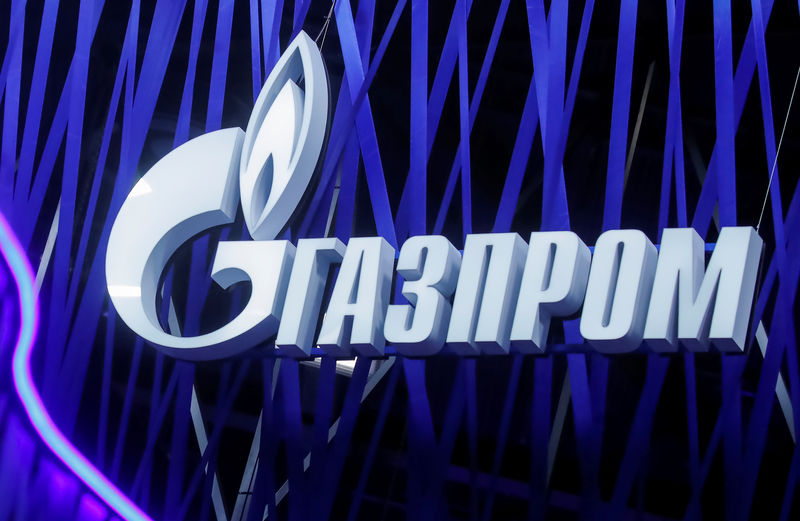 © Reuters. Логотип Газпрома на Петербургском международном экономическом форуме