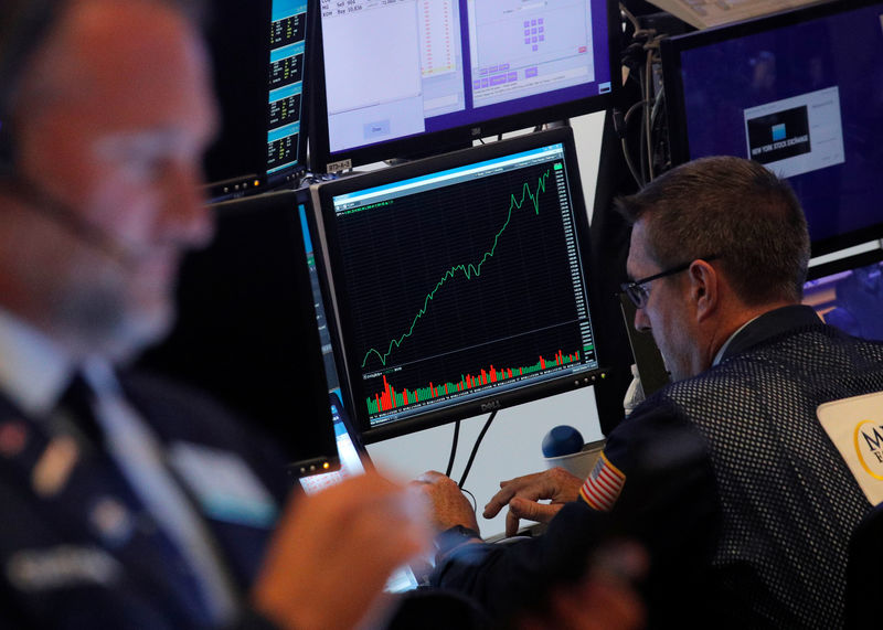 © Reuters. Traders work on the floor at the NYSE in New York