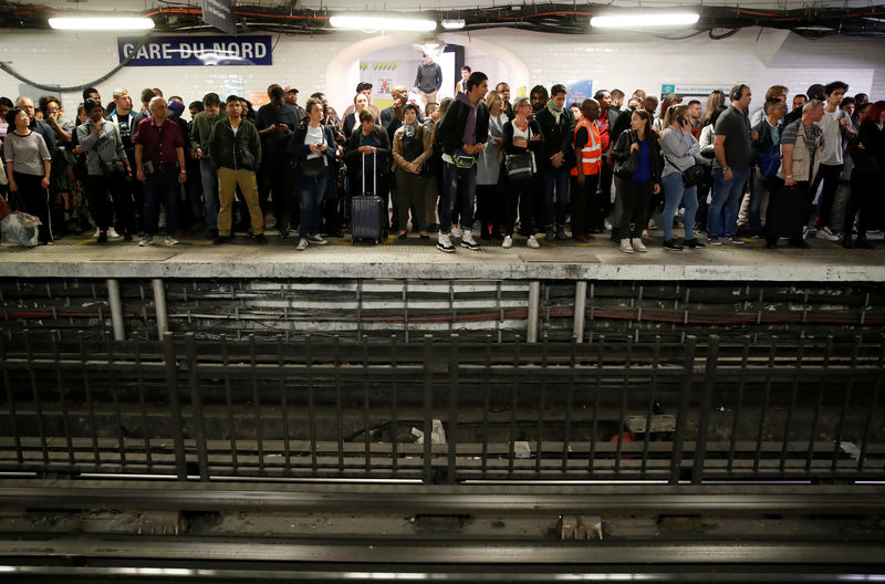 Greve no metrô de Paris contra reforma previdenciária provoca caos nos transportes