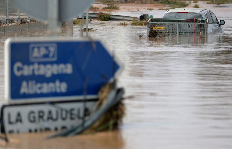 Chuvas torrenciais fecham dois aeroportos e matam ao menos 3 pessoas no sul da Espanha