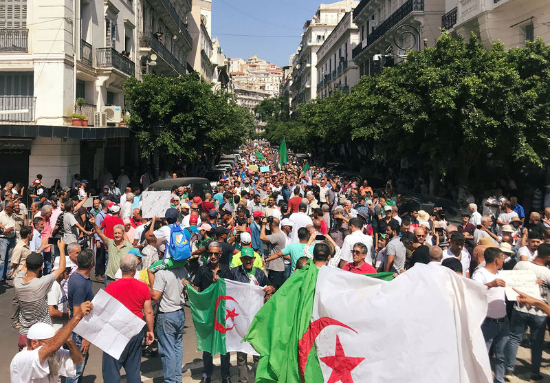 آلاف يتظاهرون بالجزائر مطالبين برحيل باقي النخبة الحاكمة قبل الانتخابات